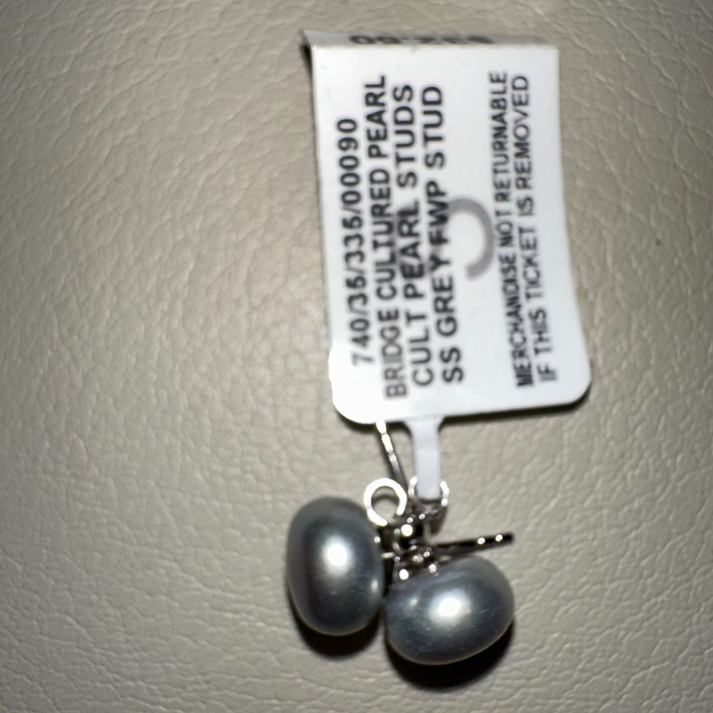 New 8 MM cultured Pearl earrings Gray